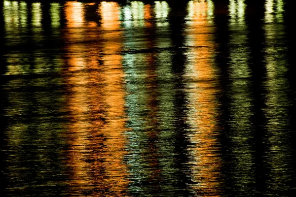 Отражение ночной воды — стоковое фото