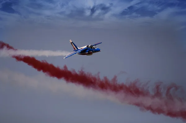 Samolot myśliwski wyświetlający akrobacje — Zdjęcie stockowe