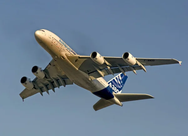 Airbus 380 fliegt — Stockfoto