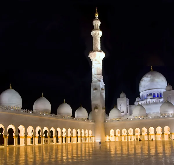 Grande mesquita abu dhabi — Fotografia de Stock