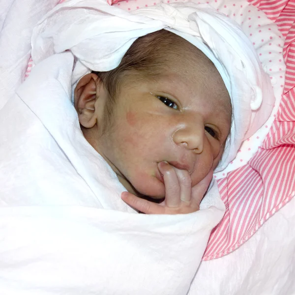 Gerade geborenes Baby saugt Finger — Stockfoto