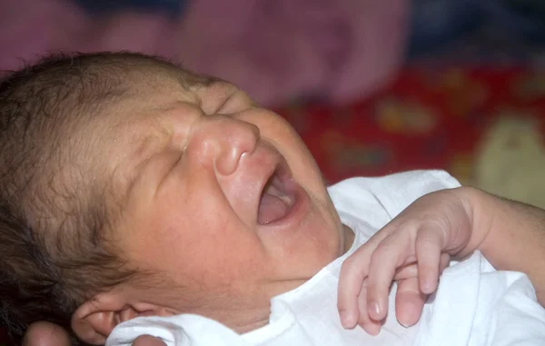 새로운 태어난된 된 아기 울음 — 스톡 사진