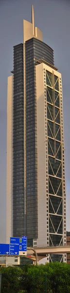 Dubai wieża z tablicą znak — Zdjęcie stockowe