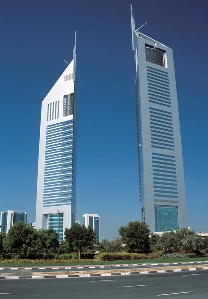 De ikoniska emirates towers Dubai — Stockfoto