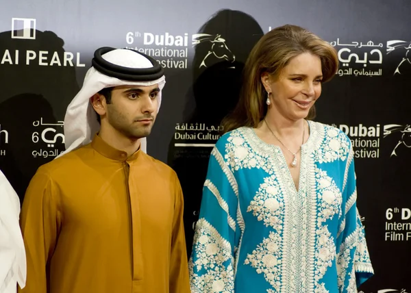 Regina Noor della Giordania, con ufficiale degli Emirati Arabi Uniti — Foto Stock