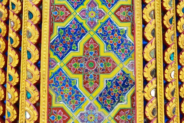 タイの寺院の壁でのアーキテクチャ パターン. — ストック写真