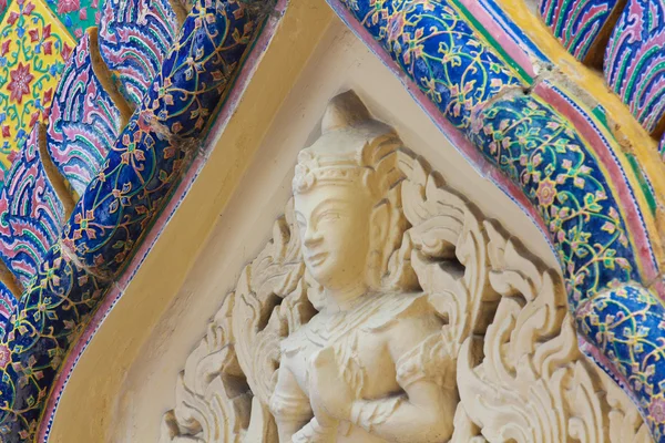 Övre delen av thailändsk stil arkitektur av templet — Stockfoto