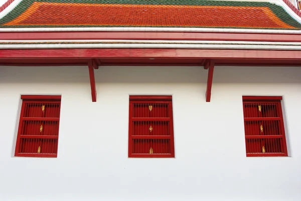 Três janelas nativas e telhado — Fotografia de Stock