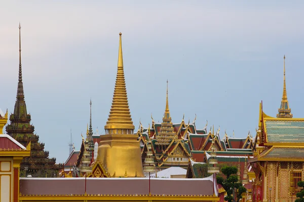 Templo na Tailândia no passado para o presente bonito . — Fotografia de Stock