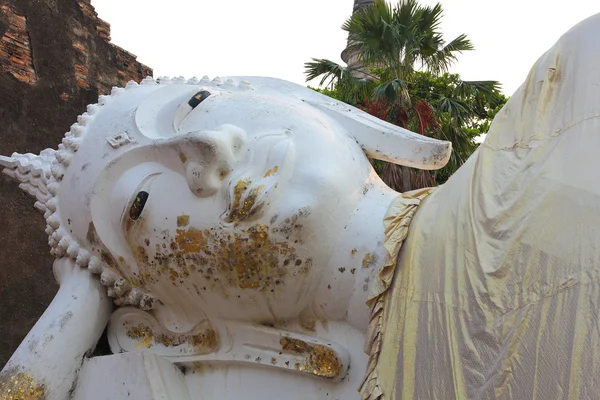 Bílá, ležící buddha socha. — Stock fotografie