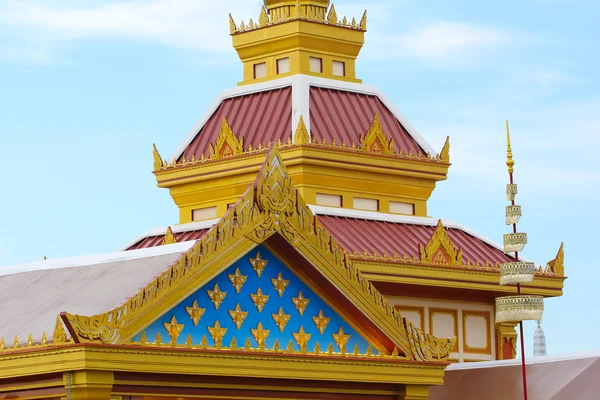 Toppen av thailändska templet i templet — Stockfoto