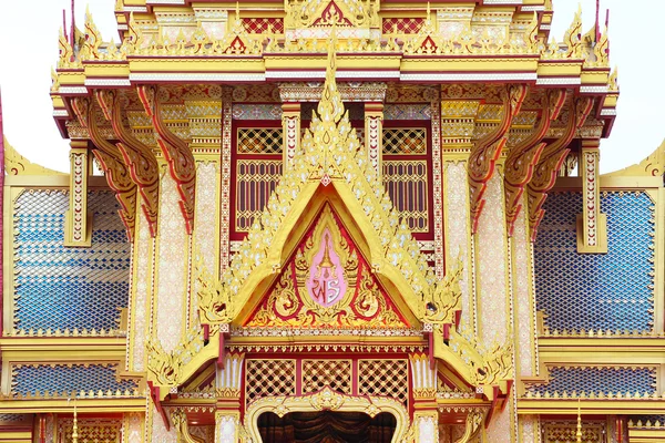 Arquitetura do telhado com uma bela cor dourada . — Fotografia de Stock