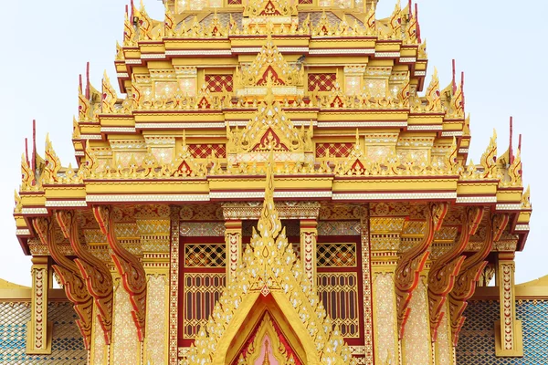 Arquitetura no topo do telhado com uma bela cor dourada, Bangkok . — Fotografia de Stock