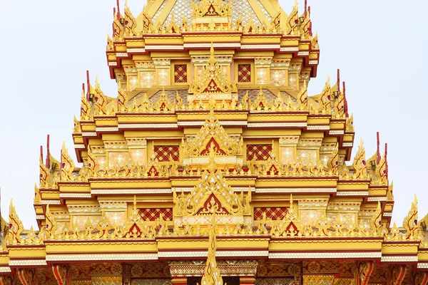 Arquitetura no topo do telhado com uma bela cor dourada . — Fotografia de Stock
