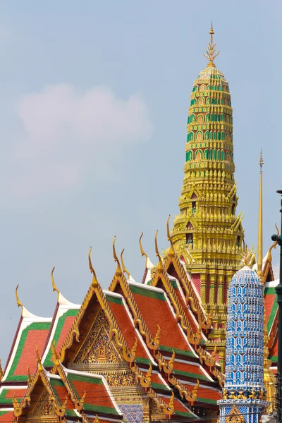 Krásné thajské stylu trojúhelník na střeše chrámu — Stock fotografie