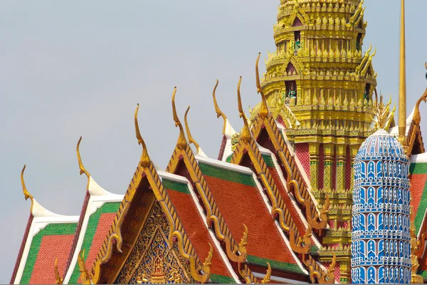 Wunderschönes Dreieck im thailändischen Stil auf dem Tempeldach — Stockfoto