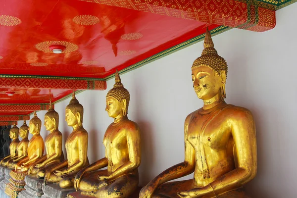 Buda en el templo tailandés . — Foto de Stock