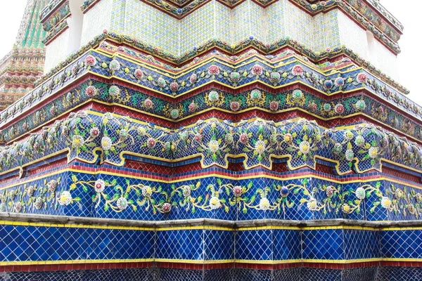 Pagode de design arquitetônico no templo tailandês, Wat Pho — Fotografia de Stock