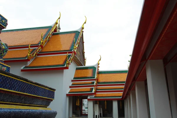 Le toit dans un temple thaïlandais . — Photo