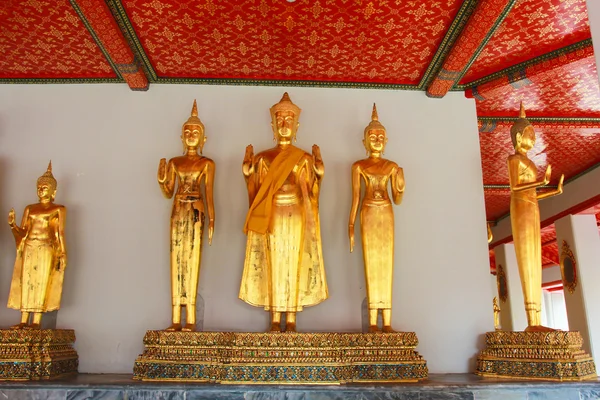 Budda w wat tajski. — Zdjęcie stockowe