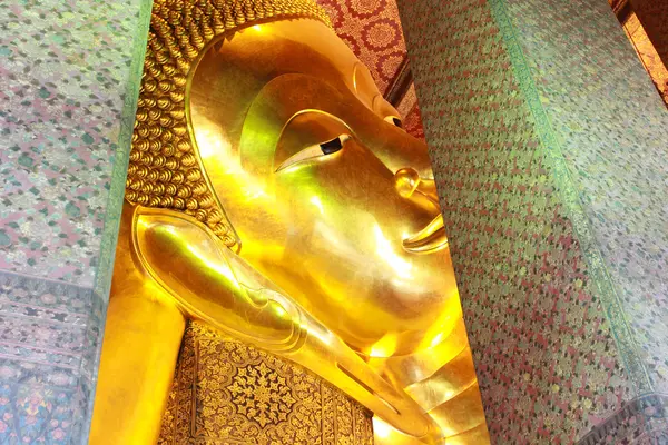 Liggande buddha i wat pho i bangkok thailand — Stockfoto
