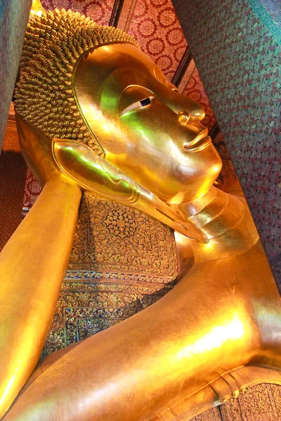 Buda reclinada dentro del Wat Pho en Bangkok Tailandia — Foto de Stock