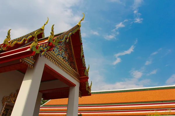 Het dak in een Thaise tempel, bangkok — Stockfoto