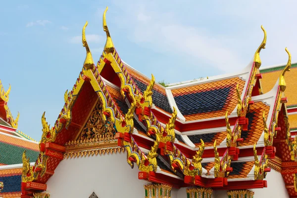 Triângulo estilo tailandês no telhado do templo — Fotografia de Stock