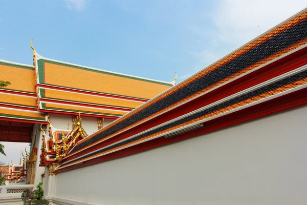 Das Dach in einem thailändischen Tempel. — Stockfoto