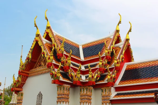 Triângulo estilo tailandês no telhado do templo — Fotografia de Stock