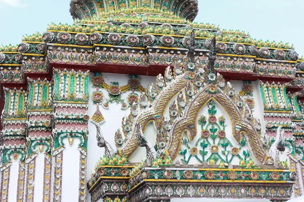 ワット ・ プラチェートゥポンウィモンマンカラーラームの有名な屋根バンコク — ストック写真