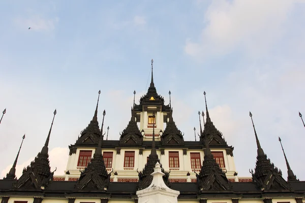 Le célèbre toit de Wat Ratchanadda, Bangkok — Photo