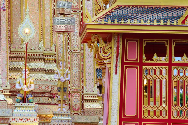 Anjos na arquitetura e escultura do templo tailandês . — Fotografia de Stock