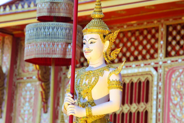 Engel standbeeld in de Thaise tempel. — Stockfoto