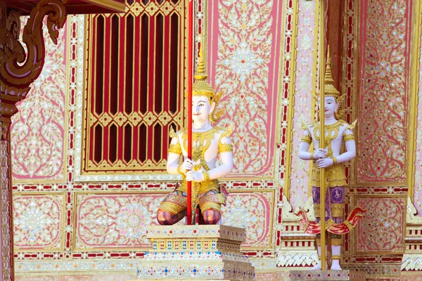 Statua dell'angelo nel tempio tailandese . — Foto Stock