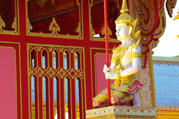 Engel standbeeld in Thaise tempel. — Stockfoto