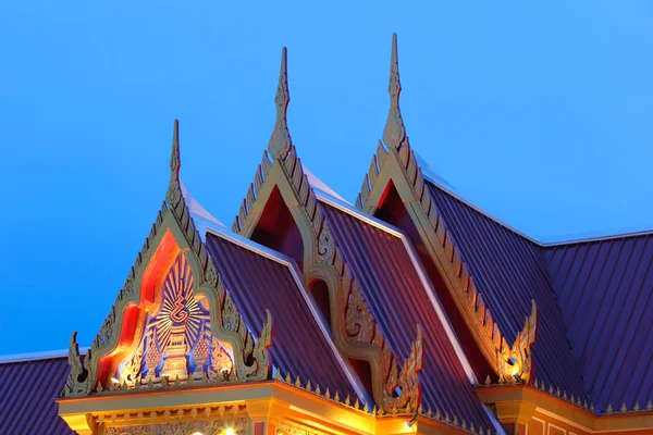Das Dach in einem thailändischen Tempel. — Stockfoto