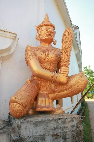 Gigantes en un templo tailandés . —  Fotos de Stock
