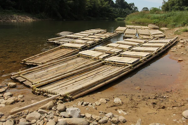Balsa de bambú flotando en el río — Foto de Stock