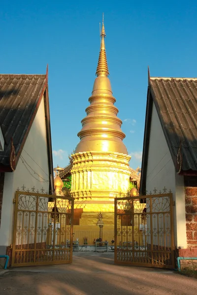 Świątynia i złota pagoda — Zdjęcie stockowe