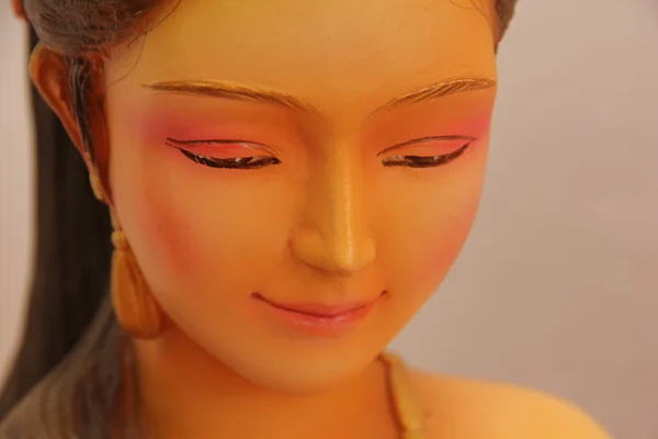 雕像面临美丽的泰国妇女. — 图库照片