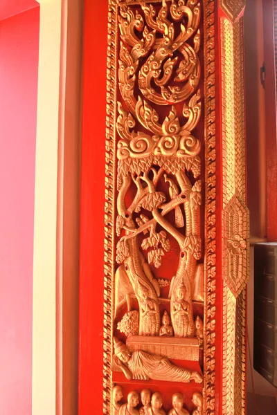 Красивая дверь храма в Таиланде — стоковое фото