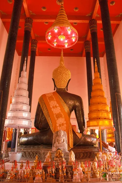 Boeddha standbeeld in het Thais — Stockfoto