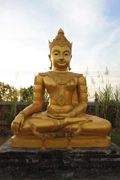 Boeddha standbeeld op Thaise tempel — Stockfoto