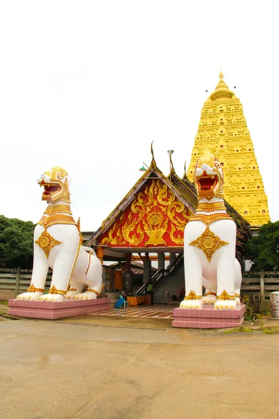 Львиная статуя в храме — стоковое фото