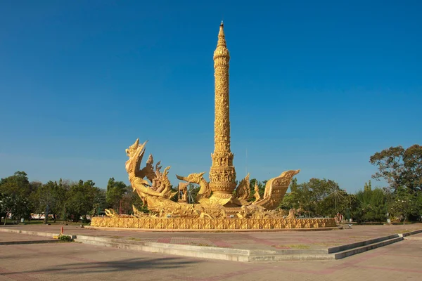 Łabędź łódź i garuda. tajskiej architektury. — Zdjęcie stockowe