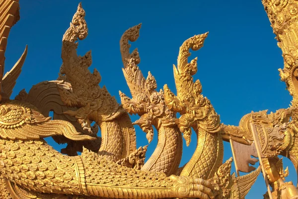 Arkitekturen ormen staty i thailand. — Stockfoto