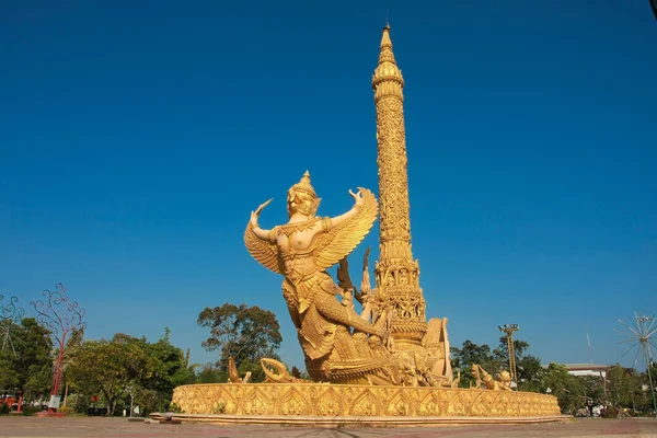 Socha garuda, krásy Thajska. — Stock fotografie