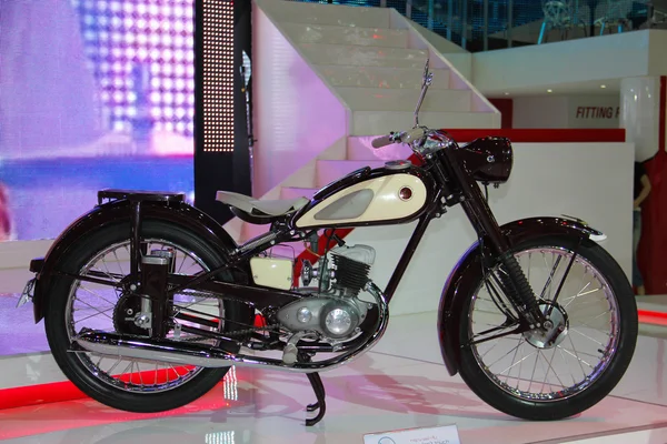 ヤマハ イベントで茶色の古典的なオートバイ — ストック写真