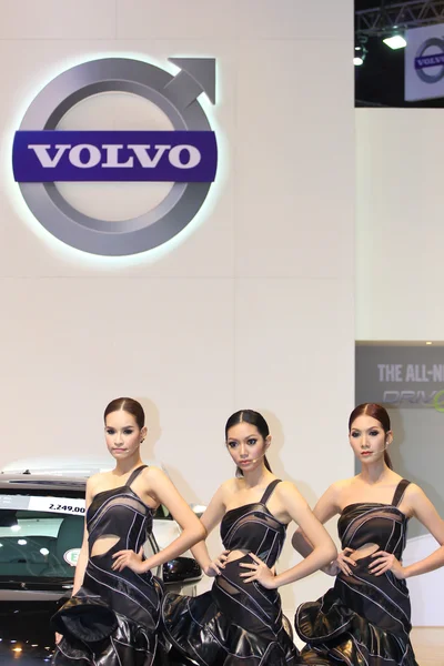 Moderator präsentiert Volvo — Stockfoto